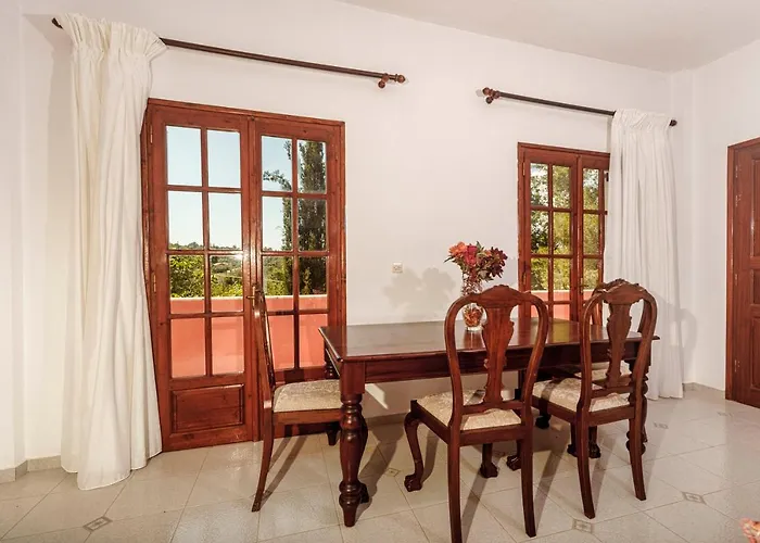 Neva's Tatil Evi Kompítsion